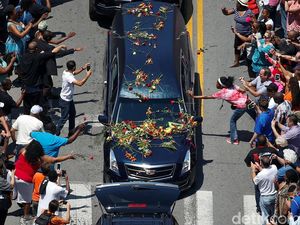 Melihat Iring-iringan Jenazah Muhammad Ali