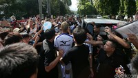 Honda meninggalkan Lapangan Pertamina Simprug. Sementara fans ramai-ramai mengabadikan pesepakbola asal Jepang tersebut.