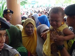 Ribuan Lansia dan Ibu-ibu Berdesak-desakan Pembagian Zakat Rp 75-Rp 100 Ribu