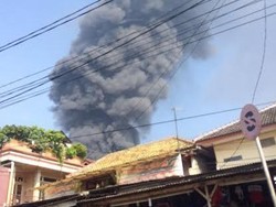 Pabrik Daur Ulang Plastik di Pulogadung Terbakar, 19 Damkar Dikerahkan