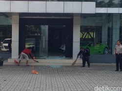 Olah TKP Selesai, Pecahan Kaca di Showroom Lamborghini Dibersihkan