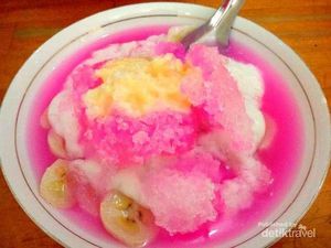 Nikmatnya Es Pisang Ijo dan Pallu Butung Legendaris Pusat Rasa Surabaya