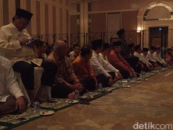 Jokowi dan SBY Duduk Lesehan Sederet di Acara Buka Puasa Bersama Ical