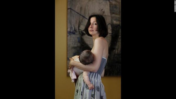 Menenangkan! Foto-foto Para Ibu Saat Menidurkan Bayinya