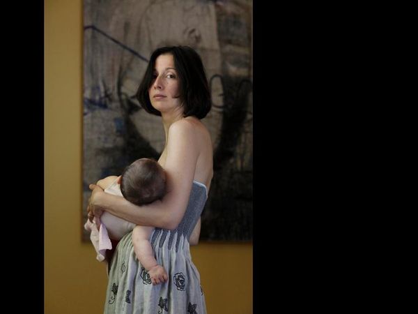 Menenangkan! Foto-foto Para Ibu Saat Menidurkan Bayinya