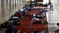 Mengisi Waktu Luang di Masjid Istiqlal