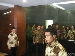 Usai Buka Puasa Bareng SBY dan Ical, Jokowi Ke Bedah Buku Sidarto Danusubroto