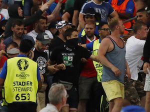 Suporter Rusia Serbu Pendukung Inggris di Tribun Penonton