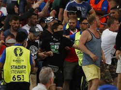 Suporter Rusia Serbu Pendukung Inggris di Tribun Penonton