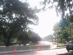 Ini Penampakan Jalur Cepat Jl Sudirman Arah Blok M-Slipi yang Ditutup