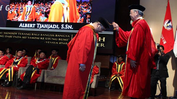 UPH Melantik 1260 Lulusan Pada Wisuda XXIX