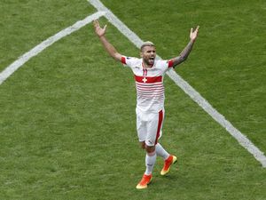 Behrami yang Disoraki Terus oleh Suporter Albania