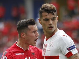 Tak Mau Berat Sebelah, Mama Xhaka Kenakan Kaus Kombinasi Swiss-Albania