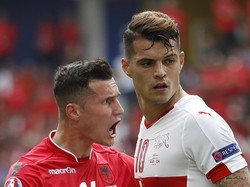 Tak Mau Berat Sebelah, Mama Xhaka Kenakan Kaus Kombinasi Swiss-Albania
