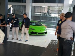 Polisi Olah TKP Kasus Penembakan Showroom Lamborghini TB Simatupang