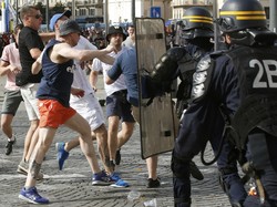 Suporter Rusia Menyamar untuk Serang Suporter Inggris dari Dalam