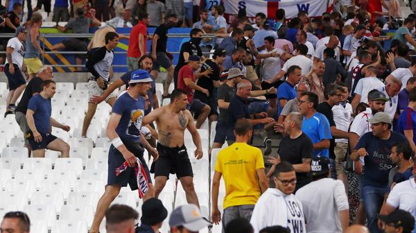 Ini Foto-Foto Bentrokan Suporter Inggris dan Rusia