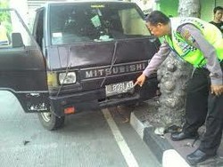 Mobil Boks ini Gagal Dicuri Berkat Satpam