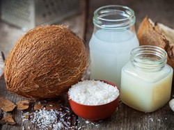 Minyak Kelapa Efektif Cegah Penumpukan Plak Gigi dan Bau Mulut