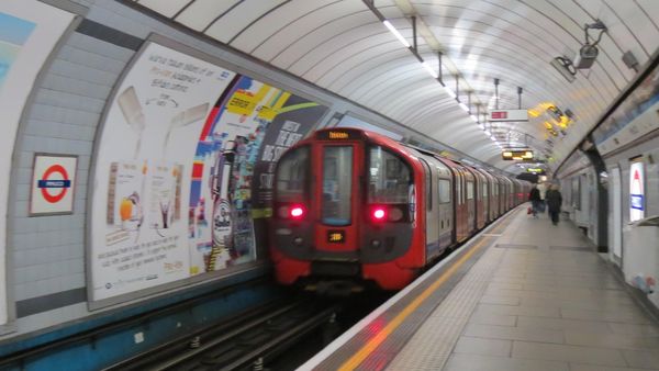 Kereta Bawah Tanah London yang Praktis