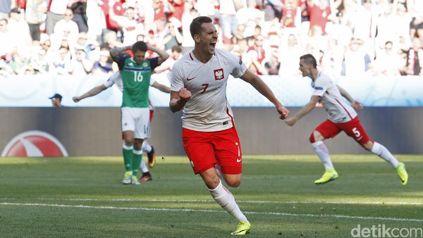 Milik Menangkan Polandia