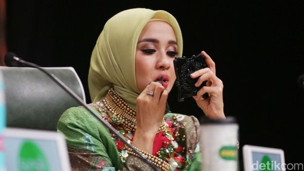 Laudya Cynthia Bella: Lipstikan Dulu...