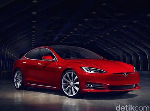 Kocak, Wanita Coba Isi Bensin di Mobil Listrik Tesla