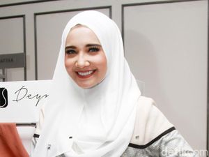 Zaskia Sungkar Manis dengan Hijab Sederhana