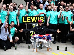 Hamilton Dedikasikan Kemenangannya untuk Muhammad Ali