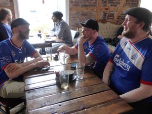 1 dari 13 Warga Islandia Terbang ke Prancis Tonton Euro