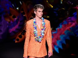 Presley Crawford & Anwar Hadid Debut Sebagai Model di Fashion Show Moschino