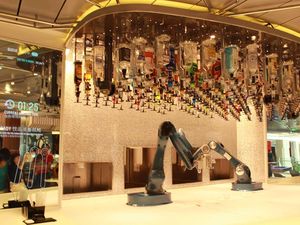 Keren! Dilayani Oleh Robot Bartender di Atas Kapal Cruise