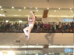 Rayakan Ramadan, Pertunjukan Flying Trapeze Hadir di Jakarta
