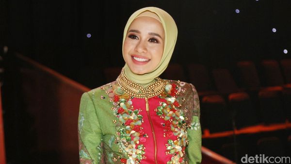 Hot Photo Highlight: Laudya Cynthia Bella hingga Koleksi Mahal Omesh