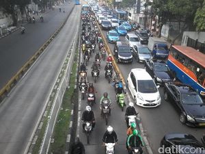 Pemotor Nakal Masih Banyak yang Masuk Busway, Polisi Tak Beri Tilang Pemotor Nakal Masih Banyak yang Masuk Busway, Polisi Tak Beri Tilang