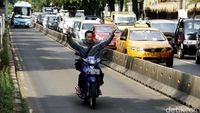 Pengendara Nakal Nekat Terobos Busway
