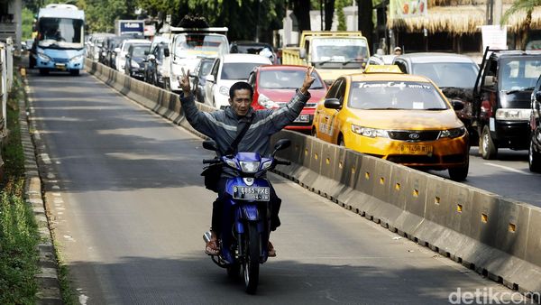 Pengendara Nakal Nekat Terobos Busway