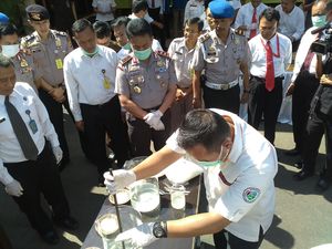 Polda Jabar Musnahkan Aneka Narkoba dan Ribuan Botol Miras Polda Jabar Musnahkan Aneka Narkoba dan Ribuan Botol Miras