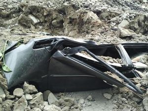 Tembok Pembatas Jalan di Latumenten Roboh , 1 Mobil Tertimpa