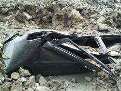 Tembok Pembatas Jalan di Latumenten Roboh , 1 Mobil Tertimpa