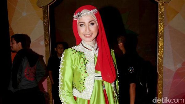 Desy Ratnasari Bergaya dengan Busana Muslim ala Hanbok, Love It?