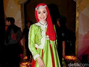 Desy Ratnasari Bergaya dengan Busana Muslim ala Hanbok, Love It?