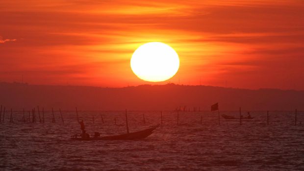 Nelayan mencari ikan di tengah laut di kawasan Pantai Kenjeran Surabaya, Jawa Timur, Minggu (12/6). Menurut nelayan setempat dampak cuaca buruk dan gelombang tinggi yang terjadi beberapa hari yang lalu membuat tangkapan ikan mereka menurun hingga 50 persen. ANTARA FOTO/Moch Asim/kye/16