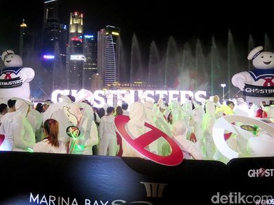 Para Hantu Bikin Heboh Red Carpet Ghostbusters di Singapura