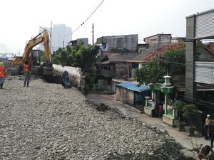 Tembok di Latumenten Roboh Saat Backhoe Melintas