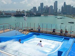 Bisa! Main Surfing di Atas Kapal Cruise