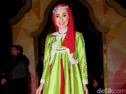Ciee... Desy Ratnasari Sudah Punya Gandengan Baru Lho!