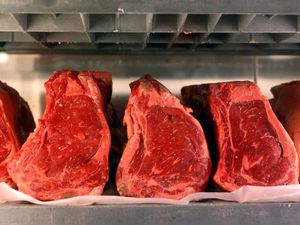 2 Cara Mudah Mencairkan Daging Kurban Beku untuk Dimasak 2 Cara Mudah Mencairkan Daging Kurban Beku untuk Dimasak