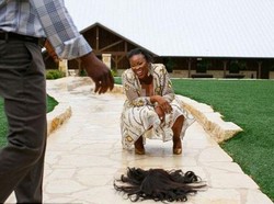 Foto Konyol Saat Rambut Palsu Wanita Ini Lepas Ketika Pre-wedding