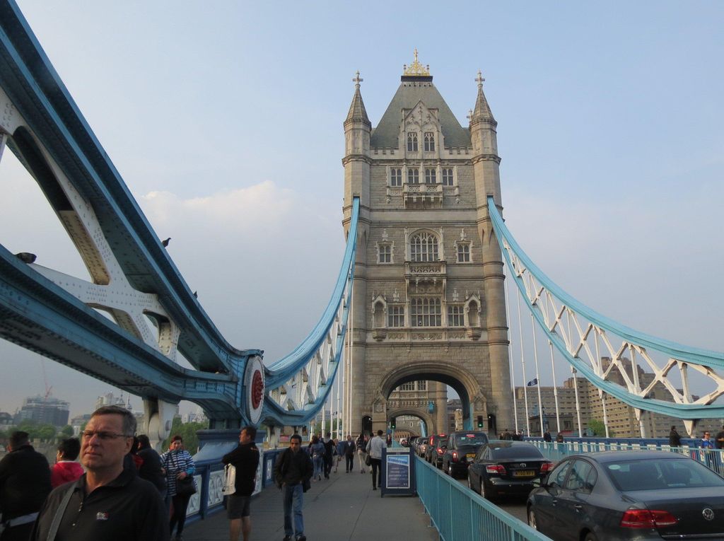 Adzan Berkumandang di Tower Bridge London dalam Pertemuan Lintas Keyakinan